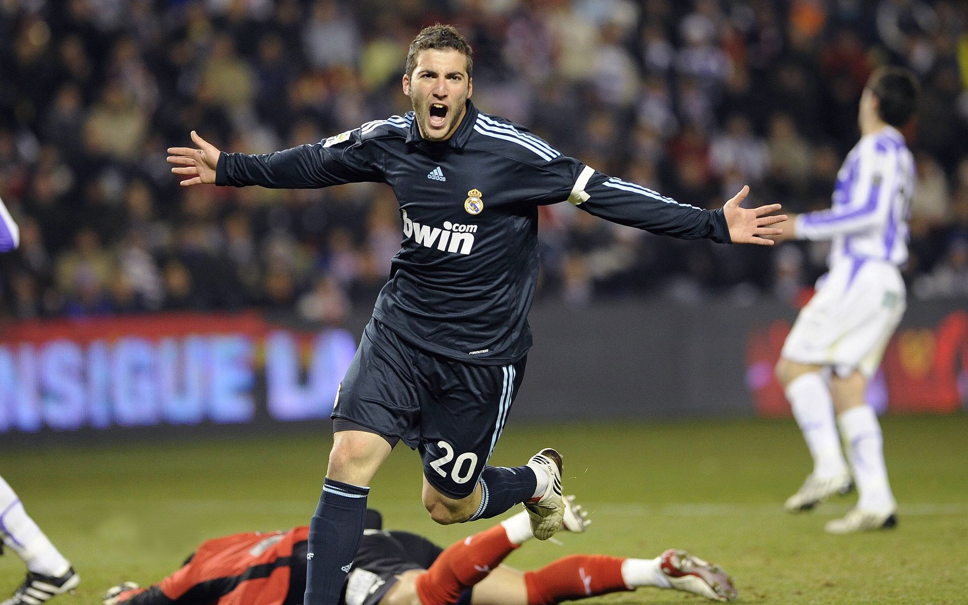 爱游戏智能体验-足球职业联赛各队排名变幻莫测，冲刺冠军，足球职业梯队