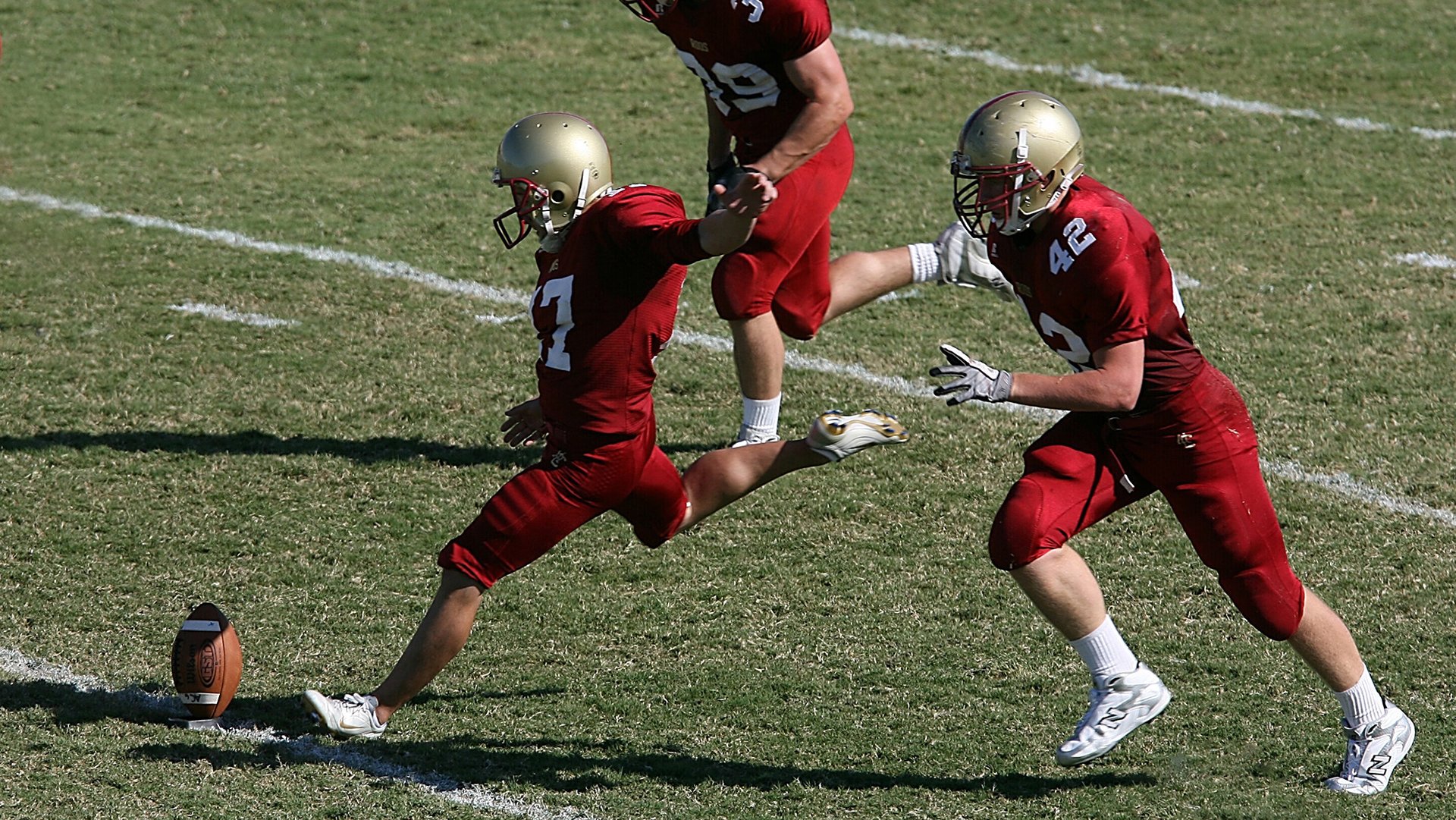 球员是否应在开局阶段刻意控制节奏，开球时球员将球踢回本方半场