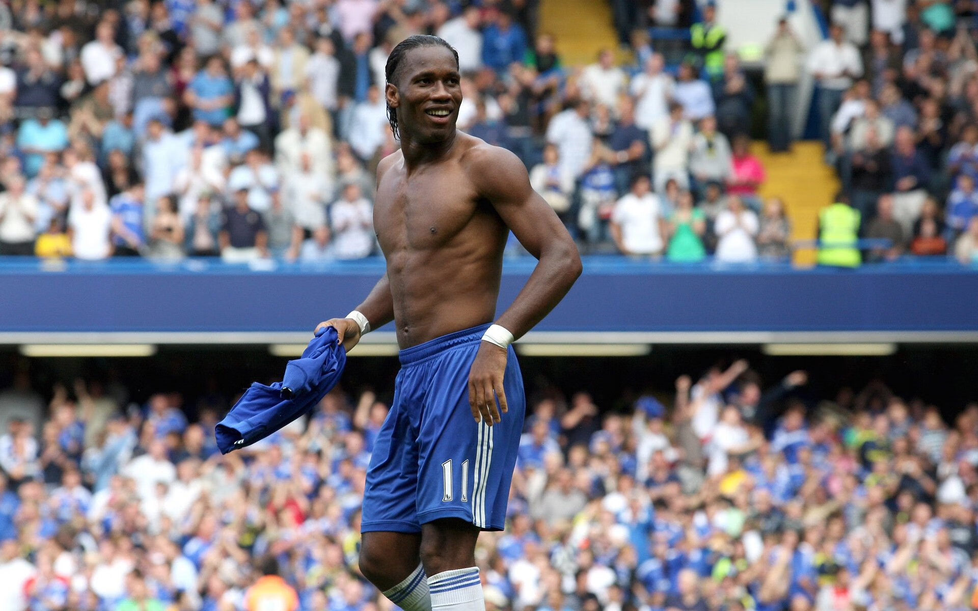 爱游戏网页版-欧冠现场的球迷创意装扮大比拼，欧冠足球服